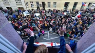 Minuta ciszy i czarne stroje. Strajk ostrzegawczy w czeskich mediach