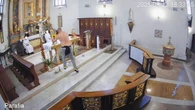 Półnagi wandal w kościele. Zniszczył krzyż i zaatakował księdza