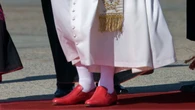 Biała szata, czerwone buty. Co symbolizuje papieski strój?