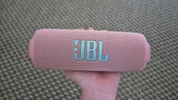El sonido de infarto también puede venir en tamaño 'mini' y el JBL Flip 7 lo ha demostrado
