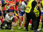 Wegen Flitzer auf dem Platz Spaniens Morata verletzt sich bei Zusammenstoß mit Ordner
