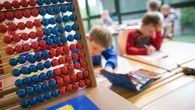 Einfluss auf Rechenvermögen: Jungen sind erst nach Schulstart besser in Mathe als Mädchen