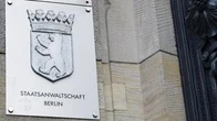 Uhr, Schmuck und Bargeld erbeutet Drei Männer nach Überfall auf Juwelier in Berlin-Charlottenburg angeklagt
