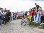 Radklassiker Paris - Roubaix Nils Politt Vierter bei Sieg von Weltmeister van der Poel