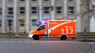 Unfall mit Fahrerflucht auf Frankfurter Allee Radfahrer kommt schwer verletzt in Berliner Krankenhaus