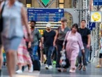 „Die Bahn bei uns ist immer kaputt“ Totalausfall führte auch zu Chaos in Berlin – sogar am Flughafen