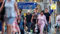 „Die Bahn bei uns ist immer kaputt“ Totalausfall führte auch zu Chaos in Berlin – sogar am Flughafen