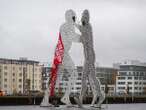 „Keine Mittelstreckenraketen in Deutschland“ Linke Jugendgruppe hisst riesiges Banner am „Molecule Man“ in der Berliner Spree