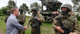 „Putin redet schön und bombardiert dann alle“ Trump kündigt Lieferung von Patriot-Systemen an die Ukraine an