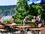 Mach’s gut, Loretta am Wannsee! Der Kater nach der letzten Runde im Biergarten-Klassiker