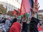 Blutrote Hände vor dem Rathaus Neukölln Demonstranten protestieren in Berlin gegen Krieg in Gaza