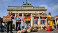 Wegen Hochwasser-Lage in Deutschland und Europa „Letzte Generation“ demonstriert mit Sandsäcken vor dem Brandenburger Tor