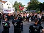 Demonstration in Berlin-Blankenburg Hunderte bei Protest gegen Feier von AfD-Unterstützern