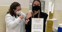 'Saudade é diária e infinita': a professora que comoveu as redes lembrando parentes mortos ao ser vacinada