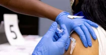Órgão dos EUA aponta incidência de inflamação cardíaca em jovens após vacinas de Pfizer e Moderna