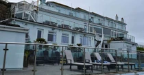 Surto de Covid-19 fecha hotel que hospeda delegação da cúpula do G7