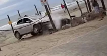Casal invade praia de carro, é atacado e tenta atropelamento