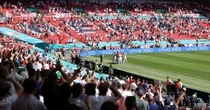 Torcedor cai das arquibancadas em jogo da Eurocopa