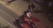 Vídeo: Flagrante de assalto em Porto Alegre termina com perseguição de motoboys e homem preso