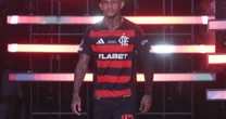 Vídeo: Wesley, ex-Flamengo, é recebido com festa na Europa