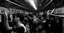 Atriz famosa entra em pânico ao pegar metrô: 'Pude sentir na pele'