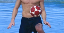 Galã de 'Garota do Momento', Pedro Novaes mostra tatuagem inusitada na praia