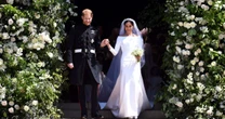 Rainha Elizabeth teve que intervir em discussão de Meghan Markle antes do casamento com Harry, diz livro