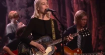 Phoebe Bridgers estreia "Lost Boys" em programa de TV acompanhada por banda mirim