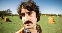 Pedro Prado aposta no imprevisível e grava novo single direto em fita analógica