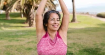 4 hábitos estranhos de mulheres 50+ que não se sentem cansadas - e você provavelmente não faz, segundo nutricionista especializada em metabolismo feminino