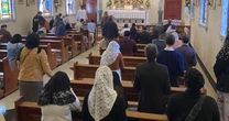 O movimento católico ultraconservador que desafia o papa e cresce no Brasil com missa em latim e padre de costas