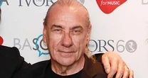 Bill Ward (Black Sabbath) revela usar cadeira de rodas, mas tranquiliza fãs