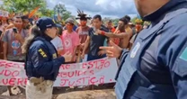 Indígenas bloqueiam rodovia para reivindicar soltura de cacique preso na Bahia