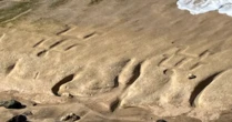 Desenhos rupestres de 500 anos reaparecem em praia do Havaí após recuo da maré