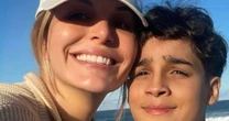 Após tentar 'reviver' o filho, atriz dá último adeus em funeral: 'Sempre vou te amar'