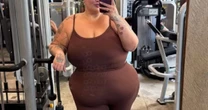 Com 45 kg a menos, Thais Carla choca ao usar macacão colado em academia