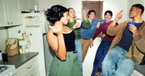 Com apenas 8 episódios de 30 minutos, a série de comédia mais viciante do ano já está no streaming