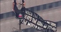 Frase exibida em faixa no Empire State é de ícone do Rock? Entenda