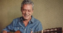 Cirurgia no crânio de Chico Buarque ocorreu 'sem complicações', e cantor está em observação, diz assessoria