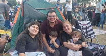 Família leva barraca para Marcha para Jesus e coloca pedidos nos sapatos: 'Alguns já foram atendidos'