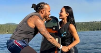 Lewis Hamilton assume Kim Kardashian nas redes sociais ao publicar álbum com fotos românticas