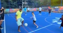 Yamal visita Rocinha e joga futebol com crianças durante férias no Brasil