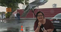 Ventania destrói guarda-chuva de jornalista da Globo ao vivo e repórter cai na risada; assista