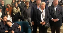 Parentes e amigos de Sebastião Salgado homenageiam o fotógrafo na França, em exposição do filho Rodrigo