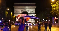 Sem confrontos em Paris, torcedores da França e do Marrocos celebram vitória francesa na Copa