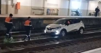 Vídeo: carro invade trilho e interrompe circulação de trens na Linha 7-Rubi em São Paulo