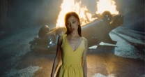 Ariana Grande assombra Justin Long no vídeo de 'Hate That I Made You Love Me'
