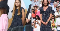 Forte semelhança entre o look de bolinhas de princesa Charlotte com estilo clássico de Kate Middleton rouba a cena em jogo de futebol