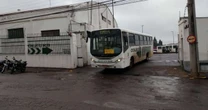 Funcionário morre prensado entre dois ônibus durante trabalho em garagem de empresa no RS