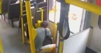 Homem é filmado roubando elevador de acessibilidade em ônibus no Recife; veja o vídeo
